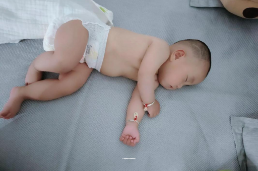 明港宝宝拍嗝的正确方法